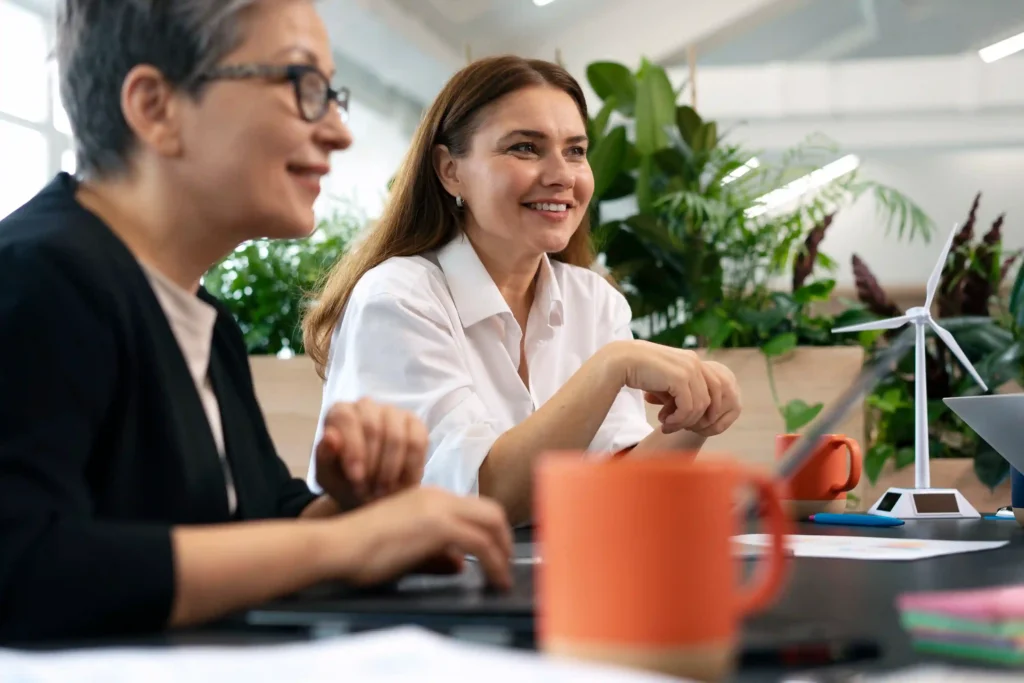 Mujeres hablando de sostenibilidad en eventos empresariales